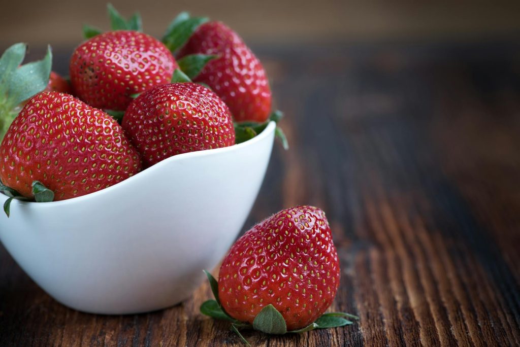 découvrez tout sur les fraises : bienfaits, recettes et astuces de conservation
